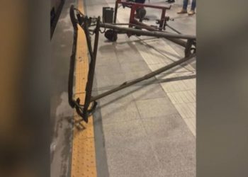 Είχαν Άγιο: Παντογράφος συρμού του προαστιακού εκτοξεύθηκε ανάμεσα σε επιβάτες στην αποβάθρα – ΒΙΝΤΕΟ