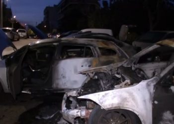 Πατήσια: Εμπρηστική επίθεση σε σταθμευμένα οχήματα – Στις φλόγες 7 αυτοκίνητα – ΒΙΝΤΕΟ