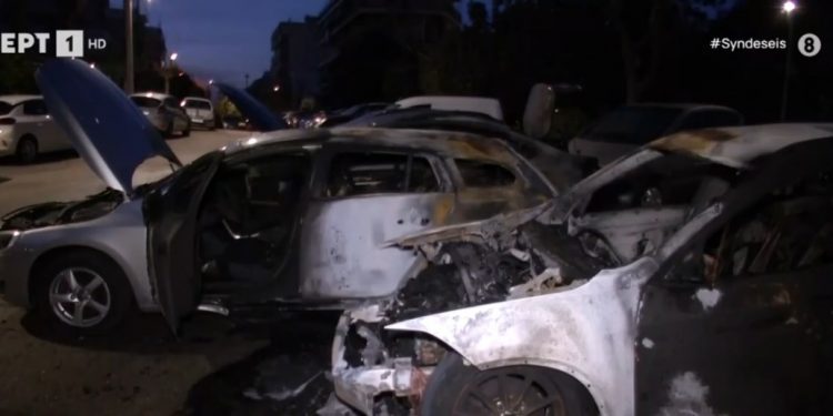 Πατήσια: Εμπρηστική επίθεση σε σταθμευμένα οχήματα – Στις φλόγες 7 αυτοκίνητα – ΒΙΝΤΕΟ