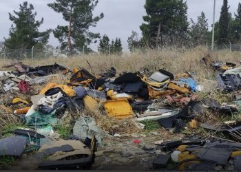 Θεσσαλονίκη: Συνελήφθησαν (ξανά) δύο άνδρες για περιβαλλοντική ρύπανση – Διέλυαν βαριά οχήματα – ΦΩΤΟ