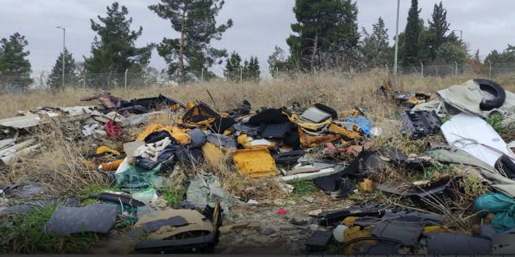 Θεσσαλονίκη: Συνελήφθησαν (ξανά) δύο άνδρες για περιβαλλοντική ρύπανση – Διέλυαν βαριά οχήματα – ΦΩΤΟ