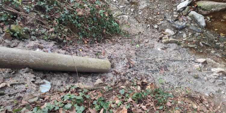 Θεσσαλονίκη: Χειροπέδες σε ταβερνιάρη που μέσω αγωγού έριχνε τα λύματα του μαγαζιού σε ρέμα – ΦΩΤΟ