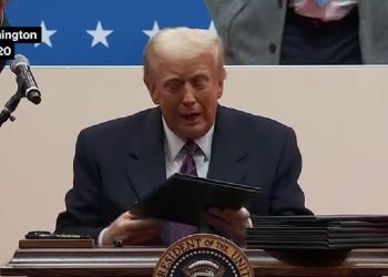 «Τυφώνας» Τραμπ: Τα εκτελεστικά διατάγματα που υπέγραψε «με το καλημέρα» – ΒΙΝΤΕΟ