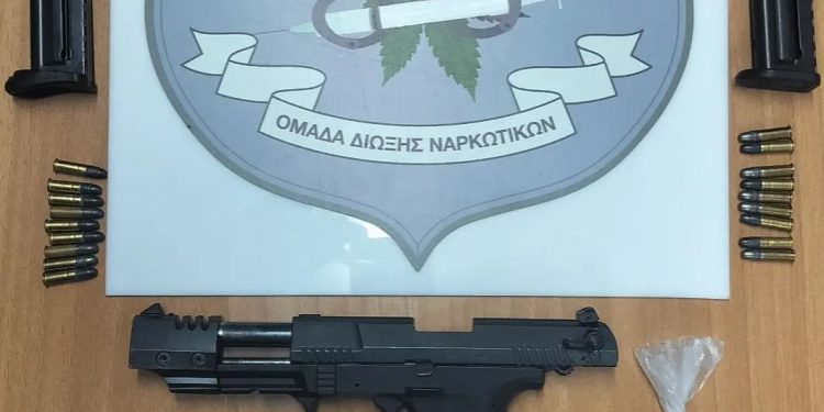 Χειροπέδες σε 48χρονη γυναίκα: Είχε πιστόλι με αποξυσμένο αριθμό – ΦΩΤΟ