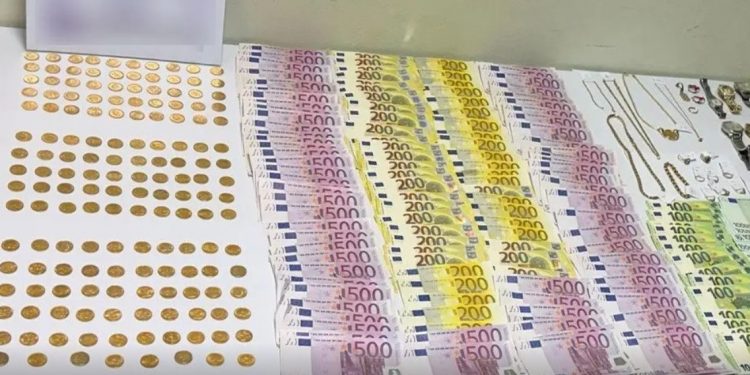 Συνελήφθη ζευγάρι Μπόνι και Κλάιντ – Εκείνη ως οικιακή βοηθός ξάφριζε λίρες και κοσμήματα, εκείνος τα πούλαγε – ΦΩΤΟ