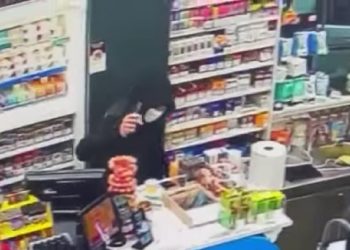 BINTEO NTOKOYMENTO από τη δράση του 15χρονου ληστή με το μαχαίρι που «χτύπαγε» καταστήματα ψιλικών