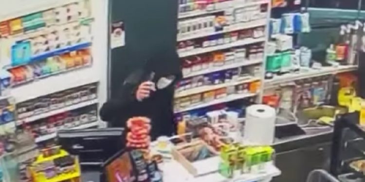 BINTEO NTOKOYMENTO από τη δράση του 15χρονου ληστή με το μαχαίρι που «χτύπαγε» καταστήματα ψιλικών