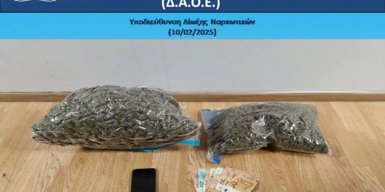 Αιγάλεω: Πώς αστυνομικός εκτός υπηρεσίας «τσίμπησε» άνδρα που διακινούσε ναρκωτικά – ΦΩΤΟ