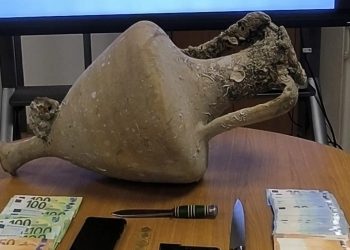 Χειροπέδες σε αρχαιοκάπηλο που προσπάθησε να πουλήσει αμφορέα του 5ου αιώνα π.Χ. – ΦΩΤΟ