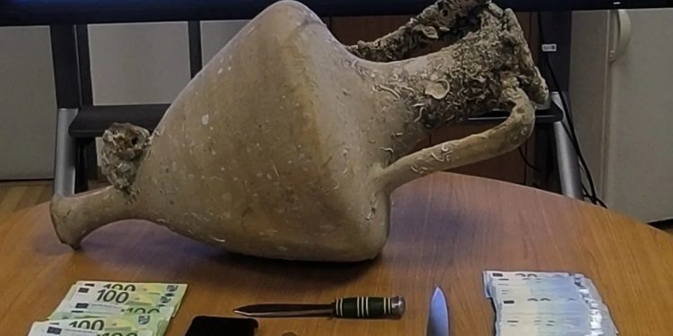 Χειροπέδες σε αρχαιοκάπηλο που προσπάθησε να πουλήσει αμφορέα του 5ου αιώνα π.Χ. – ΦΩΤΟ