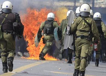 Δύο αστυνομικοί με εγκαύματα στο ιατρείο της Βουλής