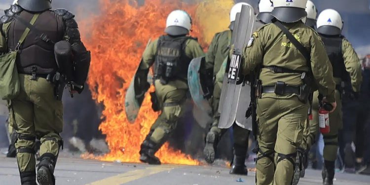 Δύο αστυνομικοί με εγκαύματα στο ιατρείο της Βουλής