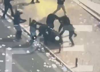 BINTEO NTOKOYMENTO από τα επεισόδια στο Σύνταγμα: Κουκουλοφόροι ξυλοκοπούν άγρια αστυνομικό των ΜΑΤ