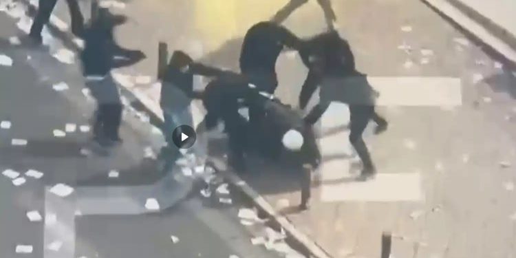 BINTEO NTOKOYMENTO από τα επεισόδια στο Σύνταγμα: Κουκουλοφόροι ξυλοκοπούν άγρια αστυνομικό των ΜΑΤ