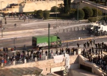 Νέα ένταση στο Σύνταγμα: Ο «Αίαντας» της ΕΛΑΣ «διαλύει» με νερό τους ειρηνικούς διαδηλωτές που επέστρεψαν – ΒΙΝΤΕΟ