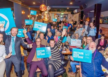 Δημοσκόπηση: Για πρώτη φορά στα χρονικά, το ακροδεξιό κόμμα Reform UK αναδεικνύεται 1ο στη Βρετανία
