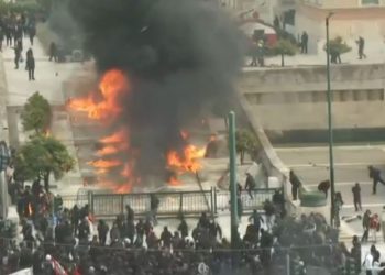Τέμπη-Επεισόδια στο Σύνταγμα – Κουκουλοφόροι σπάνε μάρμαρα – Μολότοφ έξω από τη Βουλή – ΒΙΝΤΕΟ
