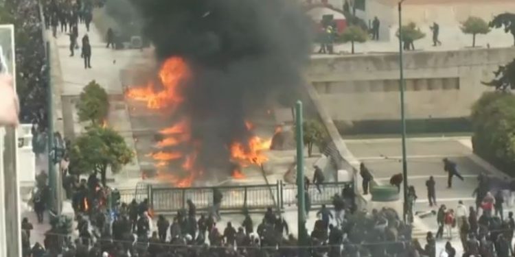 Τέμπη-Επεισόδια στο Σύνταγμα – Κουκουλοφόροι σπάνε μάρμαρα – Μολότοφ έξω από τη Βουλή – ΒΙΝΤΕΟ