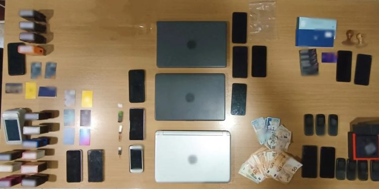 Εξαρθρώθηκε διεθνής οργάνωση που έκανε επενδυτικές απάτες με λεία πάνω από 1 εκατ. ευρώ – ΦΩΤΟ