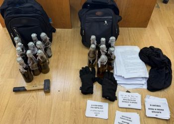Εξάρχεια: Εντοπίστηκαν 2 άτομα με 17 μολότοφ και βαριοπούλα – ΦΩΤΟ