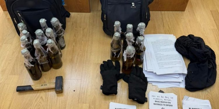 Εξάρχεια: Εντοπίστηκαν 2 άτομα με 17 μολότοφ και βαριοπούλα – ΦΩΤΟ