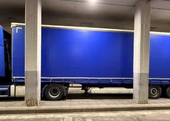 Κήποι Έβρου: Χειροπέδες σε άνδρα που έκρυβε σε φορτηγό 16 παράνομους μετανάστες – ΦΩΤΟ