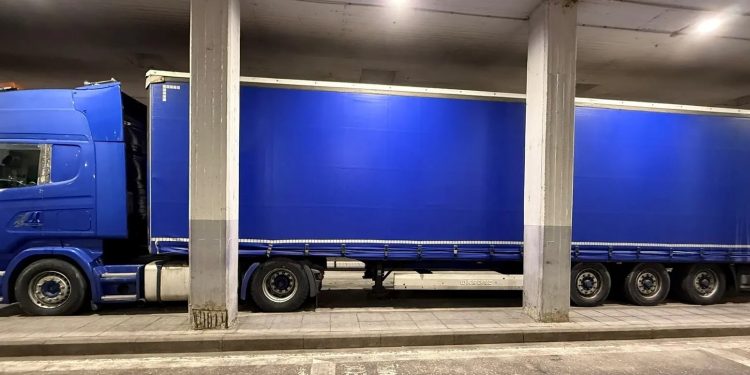 Κήποι Έβρου: Χειροπέδες σε άνδρα που έκρυβε σε φορτηγό 16 παράνομους μετανάστες – ΦΩΤΟ