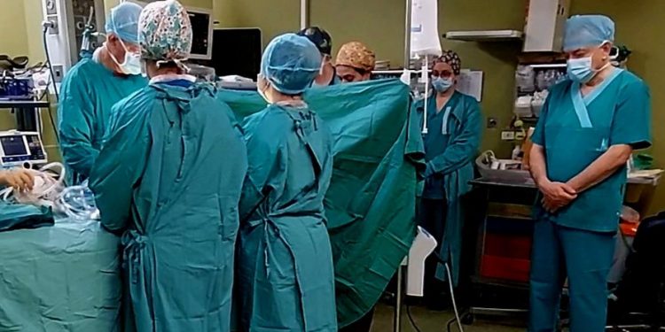 Συγκλονιστικές στιγμές στο ΠΑΓΝΗ: Οι γιατροί υποκλίνονται στον 3χρονο Άγγελο – Στο Βερολίνο η καρδούλα του – ΒΙΝΤΕΟ