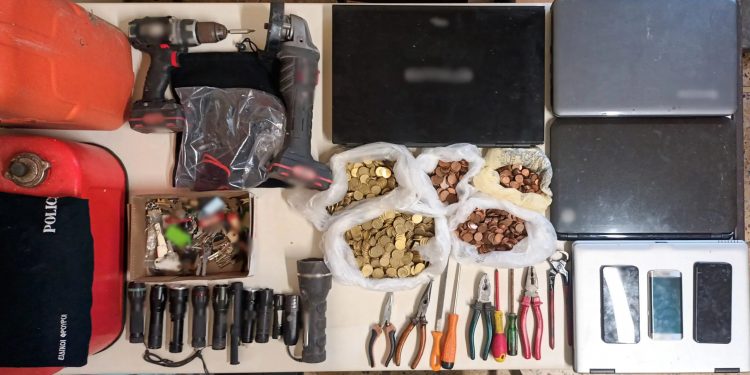 Έκλεβαν από εκκλησίες και βενζινάδικα μέχρι καταστήματα με ηλεκτρονικές συσκευές – Εξιχνιάστηκαν 25 κλοπές