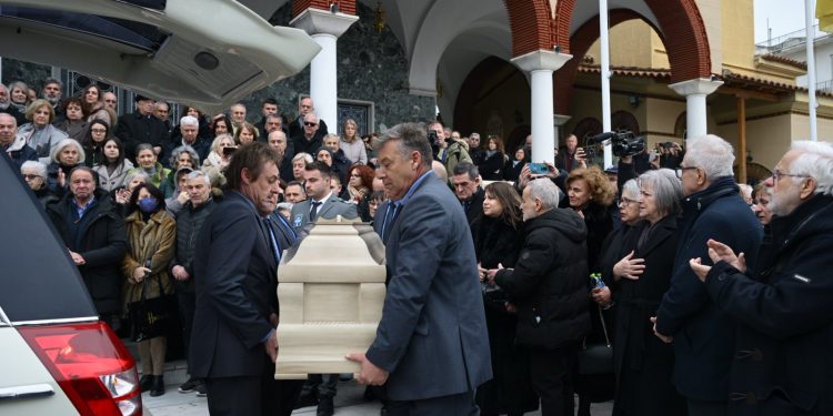 Σπαραγμός στην κηδεία του Βασίλη Καλογήρου – Τα πρώτα στοιχεία για τον θάνατο του 39χρονου – ΒΙΝΤΕΟ