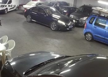 ΒΙΝΤΕΟ ΝΤΟΚΟΥΜΕΝΤΟ: Η στιγμή που ο «ποντικός» των πάρκινγκ κλέβει μια πανάκριβη Mercendes