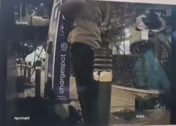 ΒΙΝΤΕΟ ΝΤΟΚΟΥΜΕΝΤΟ: Καρέ καρέ η κλοπή καλωδίων από δημόσιο φορτιστή ηλεκτρικών αυτοκινήτων