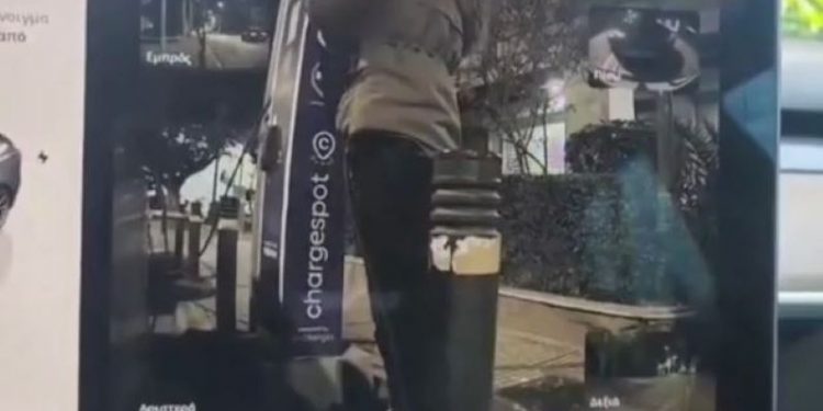 ΒΙΝΤΕΟ ΝΤΟΚΟΥΜΕΝΤΟ: Καρέ καρέ η κλοπή καλωδίων από δημόσιο φορτιστή ηλεκτρικών αυτοκινήτων