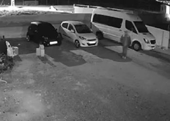 Σαντορίνη: BINTEO NTOKOYMENTO από την απόπειρα διάρρηξης που επιχείρησε 59χρονος
