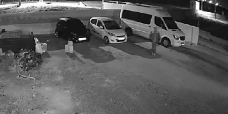 Σαντορίνη: BINTEO NTOKOYMENTO από την απόπειρα διάρρηξης που επιχείρησε 59χρονος