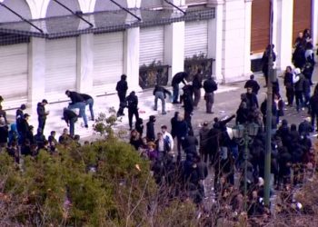 Χωρίς τις αισθήσεις του ο πωλητής του περιπτέρου που βρίσκεται πλησίον της Βουλής (λουλουδάδικα)