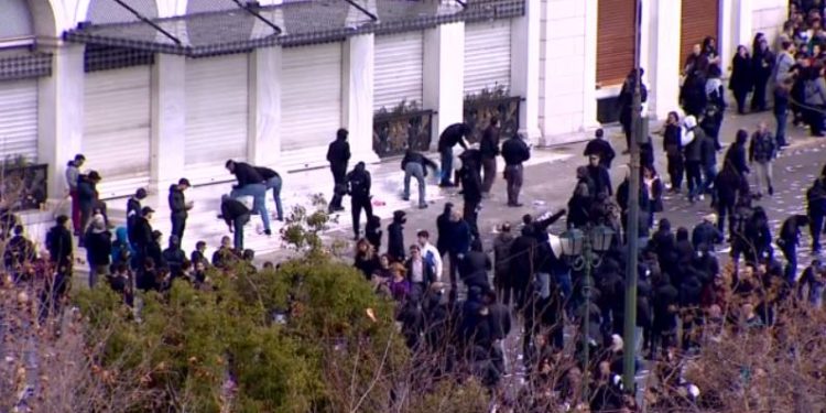 Χωρίς τις αισθήσεις του ο πωλητής του περιπτέρου που βρίσκεται πλησίον της Βουλής (λουλουδάδικα)