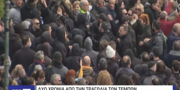 Συλλαλητήριο στο Σύνταγμα για τα Τέμπη: Διαδηλωτές απώθησαν κουκουλοφόρους