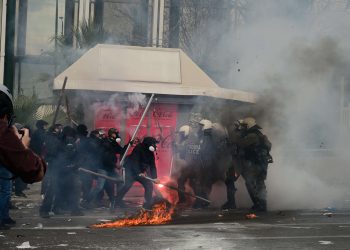Μάχες σώμα με σώμα αστυνομικών-κουκουλοφόρων από το Σύνταγμα έως την Ομόνοια – 41 συλλήψεις – ΒΙΝΤΕΟ