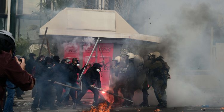 Μάχες σώμα με σώμα αστυνομικών-κουκουλοφόρων από το Σύνταγμα έως την Ομόνοια – 41 συλλήψεις – ΒΙΝΤΕΟ