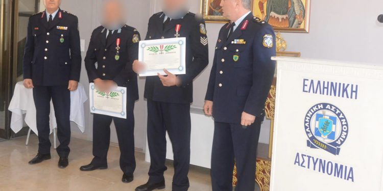 «Αστυνομικό Αριστείο Ανδραγαθίας»: Απονεμήθηκε σε 2 αστυνομικούς στην Πάτρα – ΦΩΤΟ
