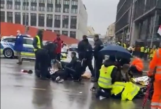 Μόναχο: Αυτοκίνητο έπεσε σε πλήθος – Μία νεκρή και τουλάχιστον 28 τραυματίες – ΒΙΝΤΕΟ