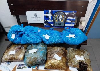 Δεν σταμάτησαν στο αστυνομικό μπλόκο και πέταξαν από το αυτοκίνητο 8 σακούλες με χασίς – ΦΩΤΟ