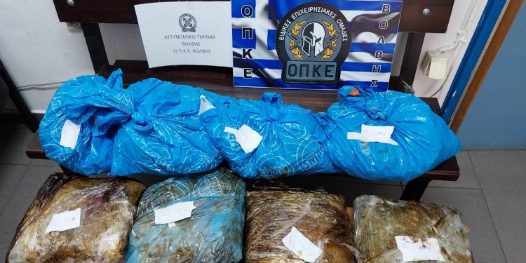 Δεν σταμάτησαν στο αστυνομικό μπλόκο και πέταξαν από το αυτοκίνητο 8 σακούλες με χασίς – ΦΩΤΟ