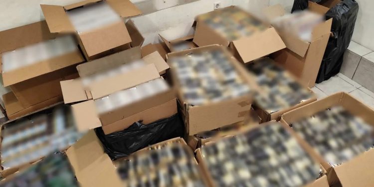 Νίκαια: Στην τσιμπίδα της ΕΛΑΣ έπεσε 23χρονος για εμπόριο λαθραίων τσιγάρων και καπνού – ΦΩΤΟ