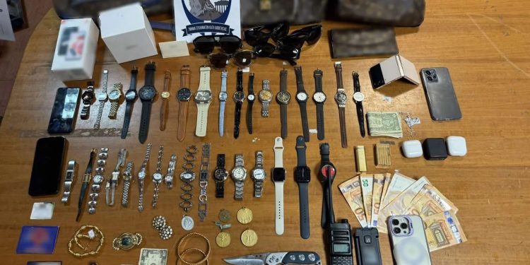 Χειροπέδες σε μακρυχέρα οικιακή βοηθό που «ξάφρισε« κοσμήματα και ασημικά σκεύη αξίας 8.000€ – ΒΙΝΤΕΟ – ΦΩΤΟ