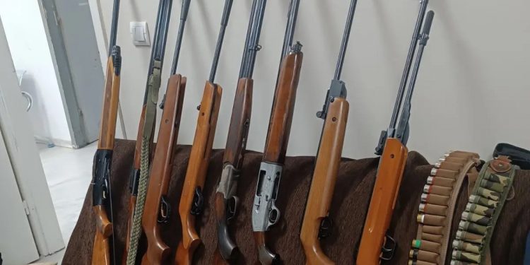 Χανιά: Αστυνομικοί πήγαν να συλλάβουν 44χρονο για ενδοοικογενειακή βία και βρήκαν 9 όπλα και χιλιάδες φυσίγγια – ΦΩΤΟ