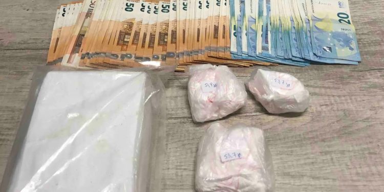 Πάτρα: Το απορρυπαντικό πλυντηρίου ήταν… κοκαΐνη – Χειροπέδες σε 2 άνδρες – ΦΩΤΟ