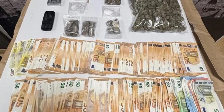 Στη «φάκα» του ελληνικού FBI έπεσαν 48χρονη και 54χρονος που διακινούσαν κοκαΐνη και χασίς στον Πειραιά – ΦΩΤΟ