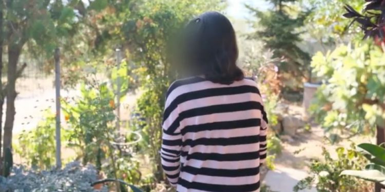 Πιερία: Δίωξη για ανθρωποκτονία με δόλο στην 34χρονη που σκότωσε τον σύντροφό της και τον έθαψε στην αυλή  – ΒΙΝΤΕΟ